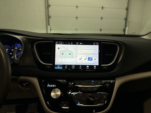 Used 2023 Chrysler Pacifica Touring-L FWD image 26