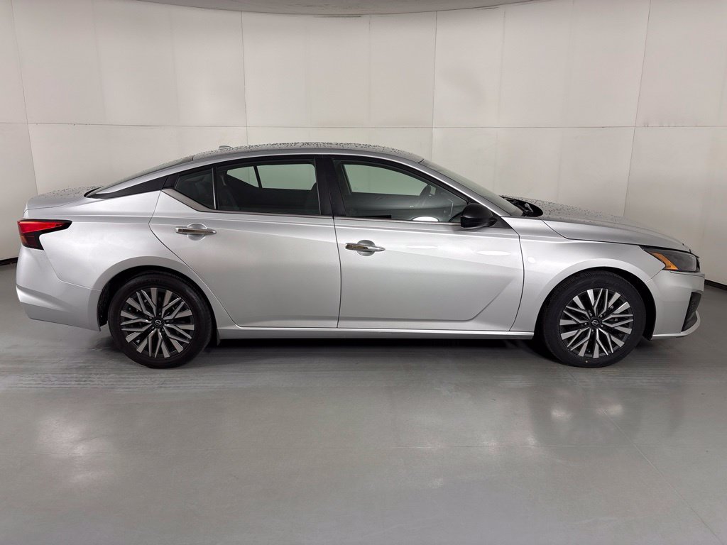 Used 2024 Nissan Altima 2.5 SV FWD image 9