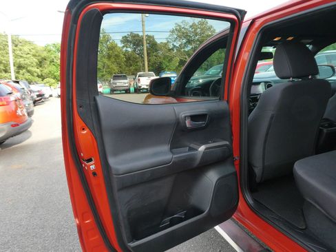 Used 2017 Toyota Tacoma TRD Off-Road w/ Tow Package (A/T) AWD/4WD image 28