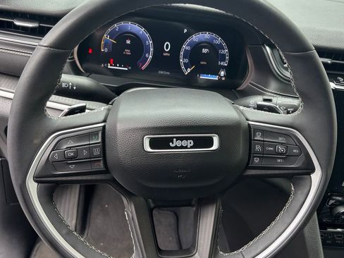 Used 2023 Jeep Grand Cherokee Altitude AWD/4WD image 13