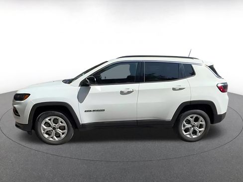 Used 2025 Jeep Compass Latitude AWD/4WD image 9