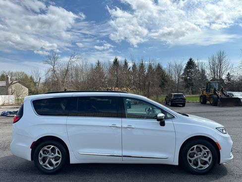 Certified 2023 Chrysler Pacifica Limited FWD image 14