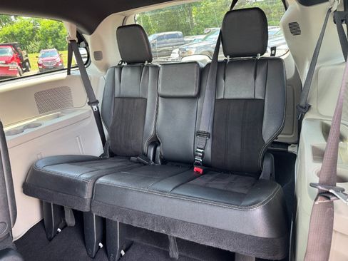 Used 2019 Dodge Grand Caravan SXT FWD image 17