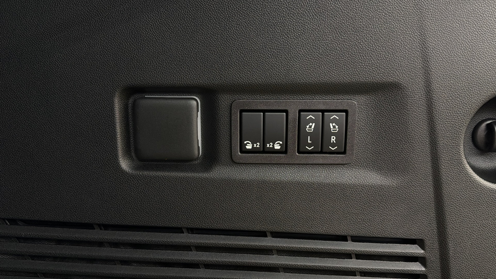 Used 2026 GMC Yukon XL Denali Ultimate w/ LPO, Floor Liner Package AWD/4WD image 17