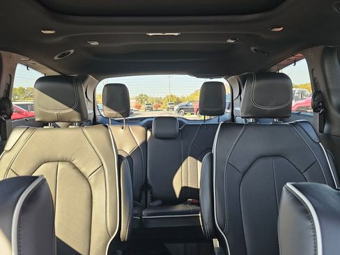 New 2026 Chrysler Pacifica Limited w/ Uconnect Theater Family Group image 29