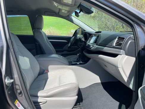 Used 2017 Toyota Highlander Plus AWD/4WD image 31