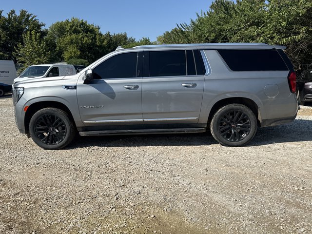 Used 2023 GMC Yukon XL SLT w/ SLT Premium Package AWD/4WD image 3