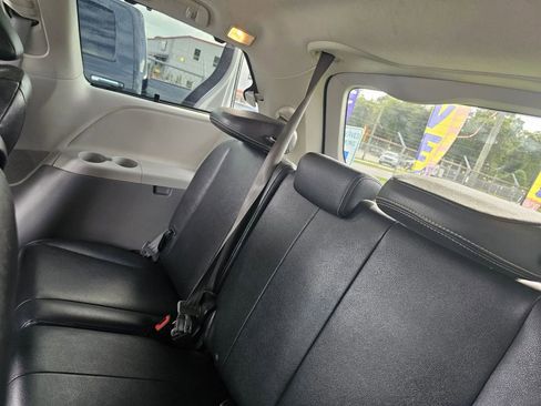 Used 2011 Toyota Sienna SE image 13