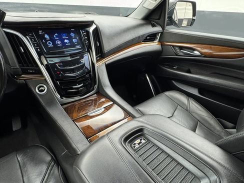 Used 2019 Cadillac Escalade Luxury AWD/4WD image 30