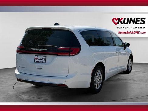Used 2024 Chrysler Pacifica Touring-L FWD image 10