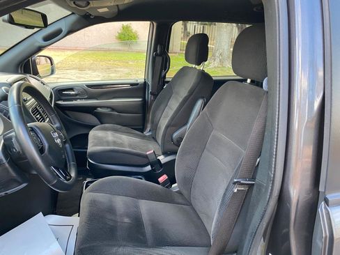 Used 2018 Dodge Grand Caravan SE FWD image 30