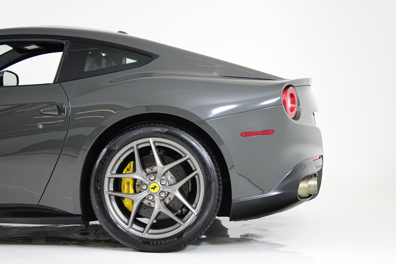 Used 2015 Ferrari F12 Berlinetta RWD image 7