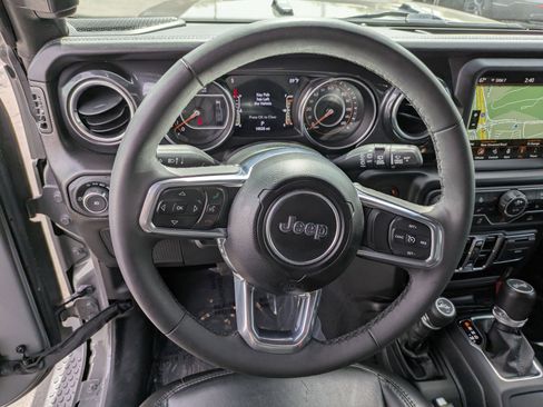 Used 2023 Jeep Wrangler Unlimited Sahara AWD/4WD image 16