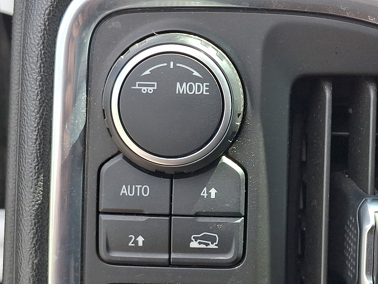 Used 2020 Chevrolet Silverado 1500 LT AWD/4WD image 25
