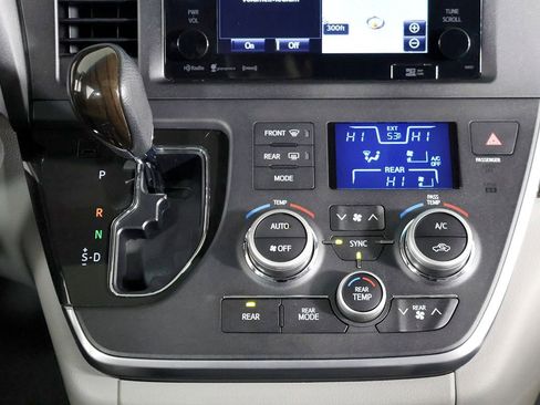 Used 2017 Toyota Sienna XLE Premium AWD/4WD image 37