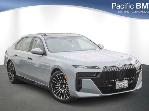 Used 2026 BMW 750e xDrive image 1