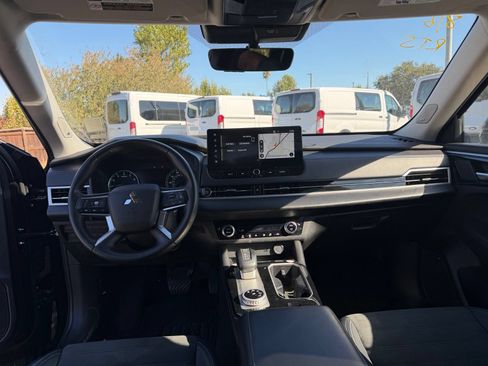 Used 2025 Mitsubishi Outlander SE FWD image 11