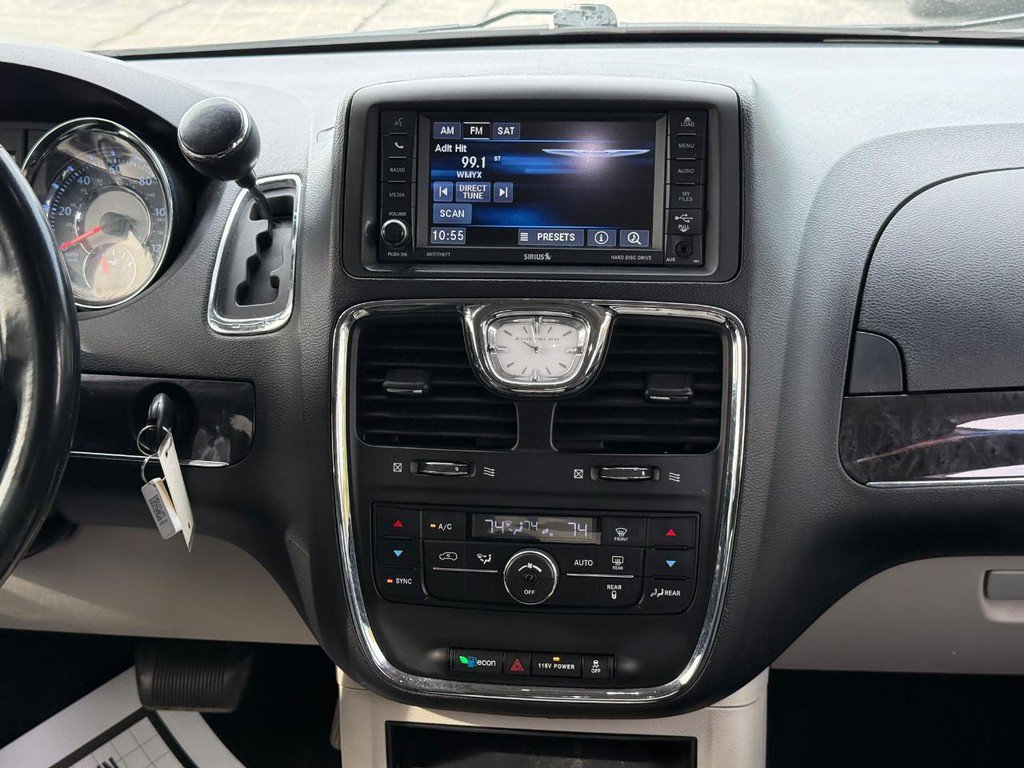 Used 2014 Chrysler Town & Country Touring FWD image 10