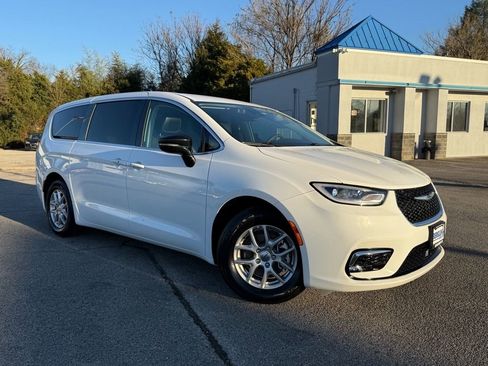 Used 2024 Chrysler Pacifica Touring-L image 1