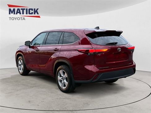 Used 2022 Toyota Highlander LE image 5