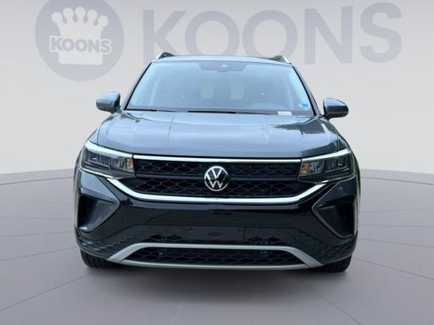 Used 2024 Volkswagen Taos SE w/ Panoramic Sunroof Package FWD image 4