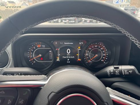 New 2025 Jeep Wrangler Unlimited Sahara w/ Technology Group AWD/4WD image 16