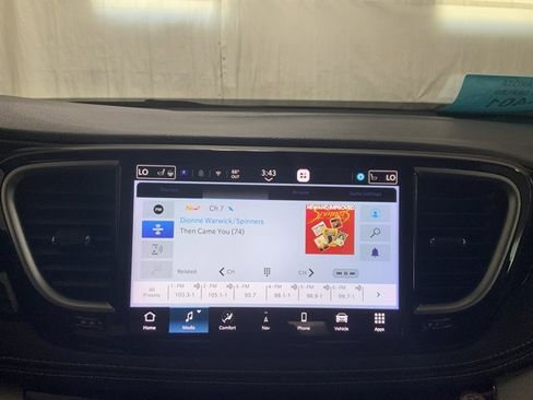 Used 2023 Chrysler Pacifica Limited image 30