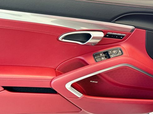 Used 2022 Porsche 718 Boxster S image 11