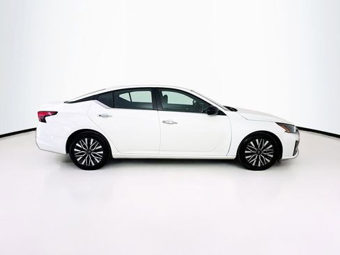 Used 2025 Nissan Altima 2.5 SV FWD image 8