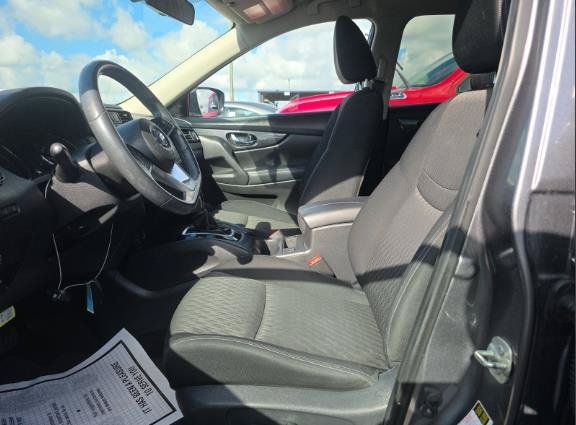 Used 2017 Nissan Rogue SV FWD image 2