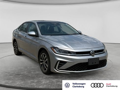 Used 2025 Volkswagen Jetta SE FWD image 3