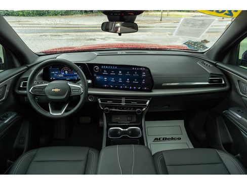 Used 2025 Chevrolet Traverse LT w/ Sun and Wheel Package FWD image 31