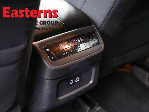 Used 2022 Nissan Pathfinder SV AWD/4WD image 22