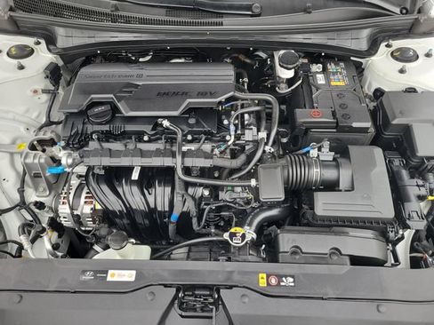 Used 2025 Hyundai Elantra SE FWD image 30