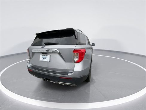 Used 2022 Ford Explorer XLT w/ Equipment Group 202A image 7