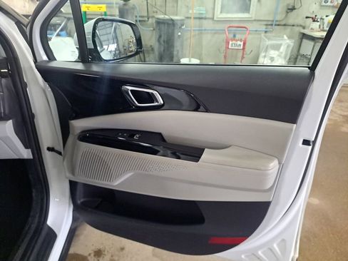 Used 2023 Kia Carnival EX image 16