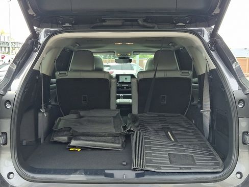 Used 2023 Toyota Highlander XLE AWD/4WD image 28