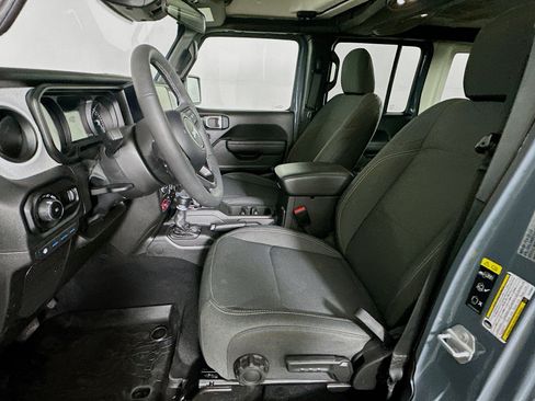 Used 2025 Jeep Wrangler Willys image 13