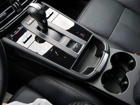 Certified 2023 Porsche Macan AWD/4WD image 24
