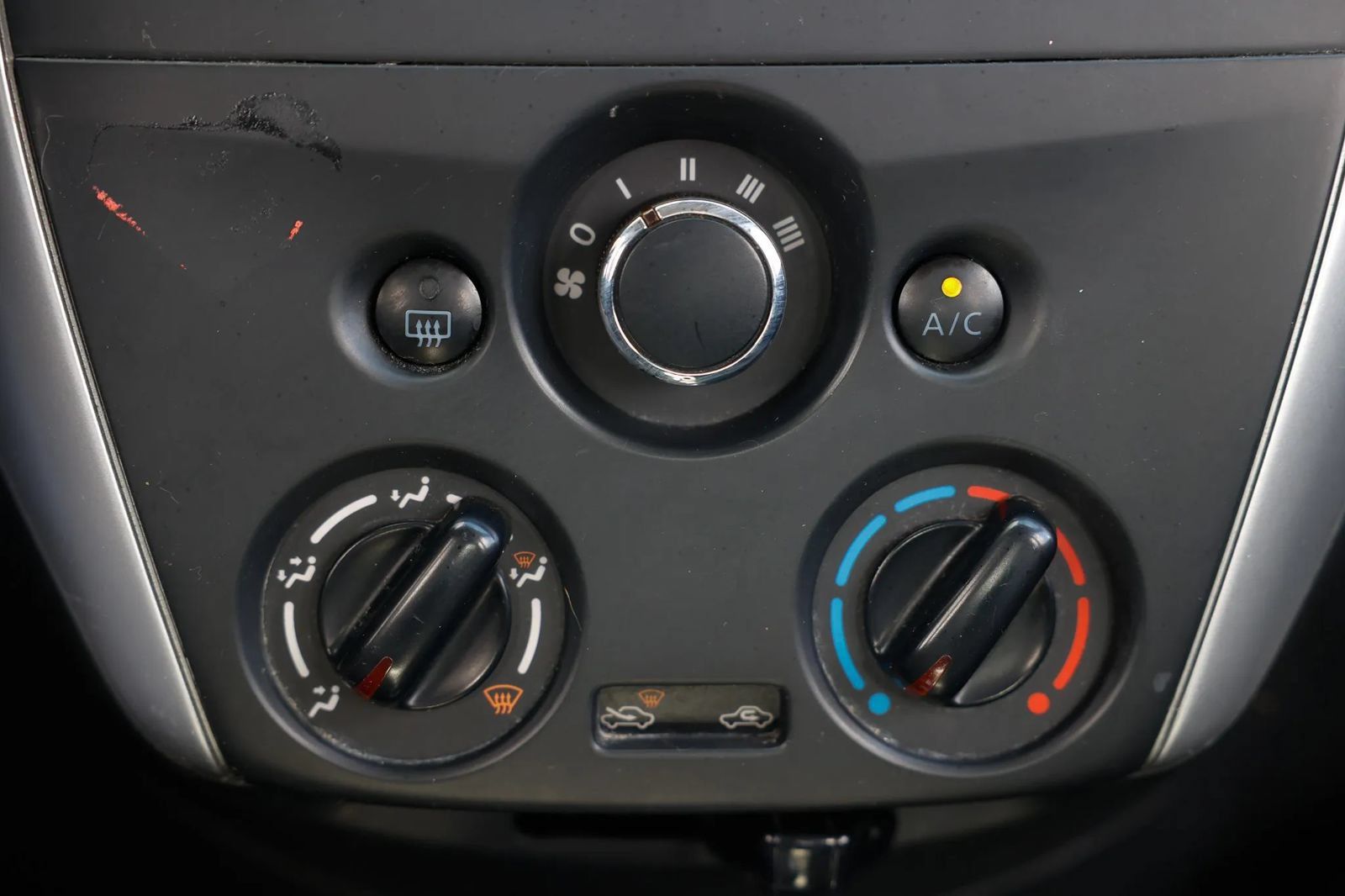 Used 2018 Nissan Versa SV FWD image 30