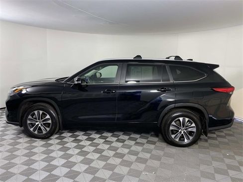 Used 2023 Toyota Highlander XLE image 5