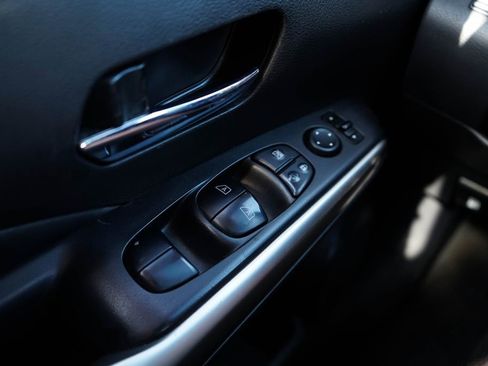 Used 2019 Nissan Kicks SR w/ SR Premium Package FWD image 29