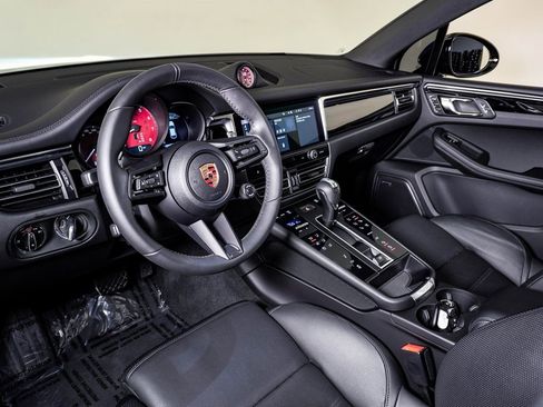 Certified 2025 Porsche Macan S w/ Premium Package Plus image 4