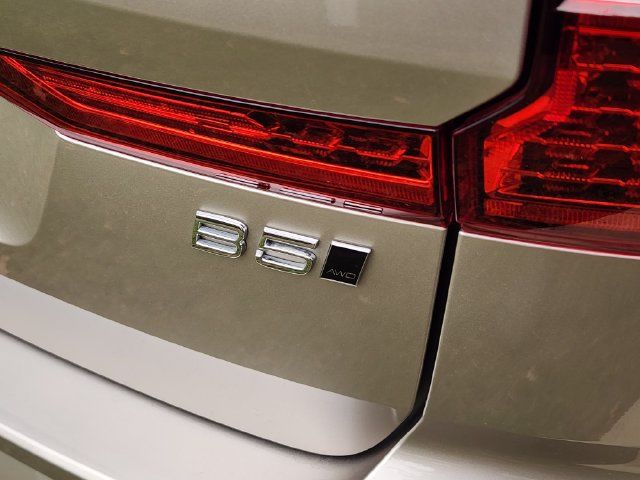 Used 2025 Volvo XC60 B5 Core AWD/4WD image 10