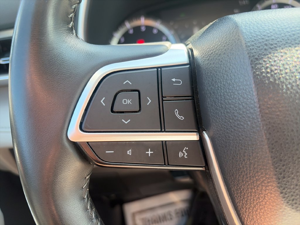 Used 2023 Toyota Highlander XLE AWD/4WD image 32