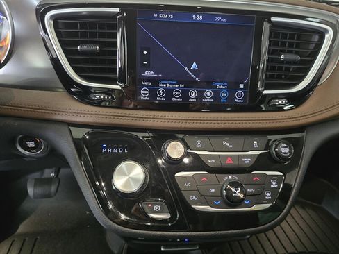 Used 2018 Chrysler Pacifica Limited image 27