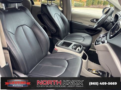 Used 2024 Chrysler Pacifica Touring-L image 12