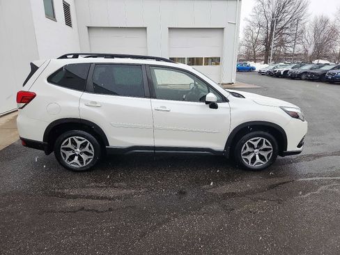 Used 2023 Subaru Forester Premium image 7