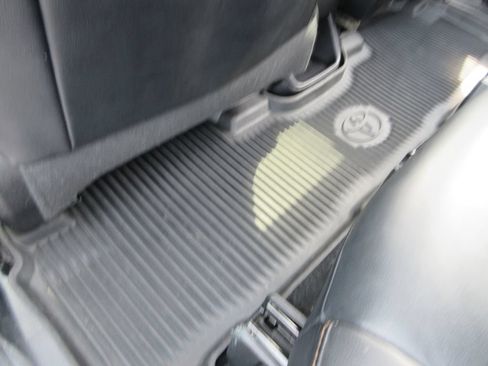 Used 2019 Toyota Highlander XLE AWD/4WD image 28