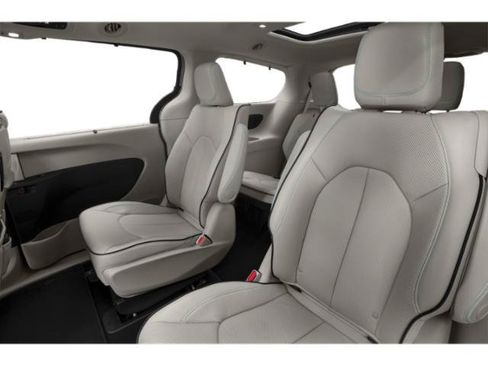 Used 2018 Chrysler Pacifica Touring-L FWD image 17